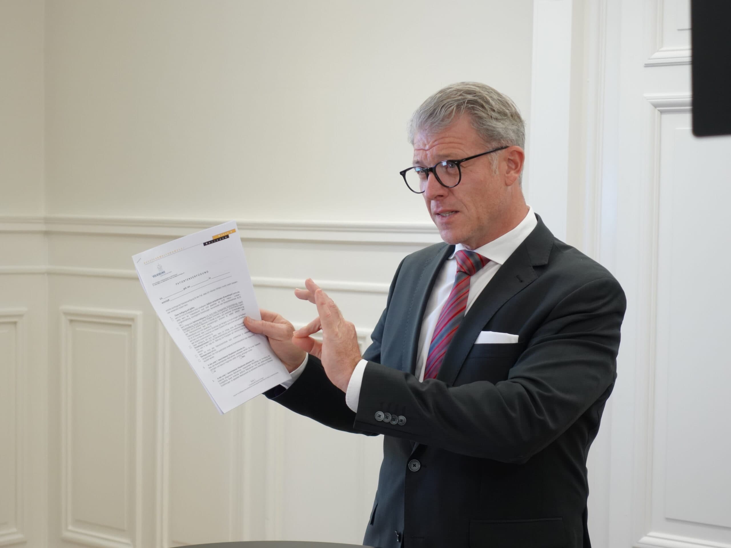 Rechtsanwalt Alexander Braun bei einem Vortrag
